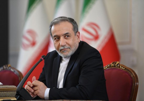 2025年10月5日，在伊朗首都德黑兰，伊朗外交部长阿拉格齐出席记者会。新华社记者沙达提摄