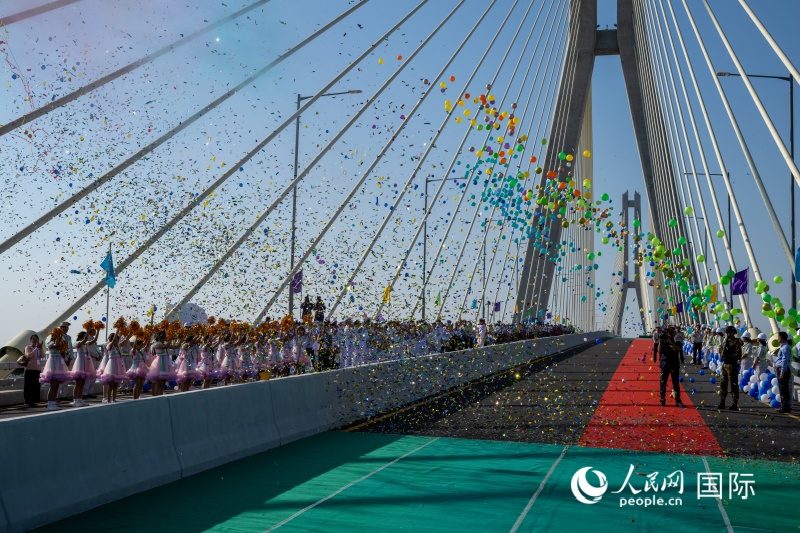 图二:仰光达拉大桥通车移交仪式现场。人民网记者谢佳君摄