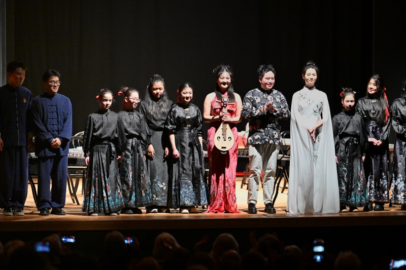 图片说明:乐团成员谢幕合影。 主办方供图