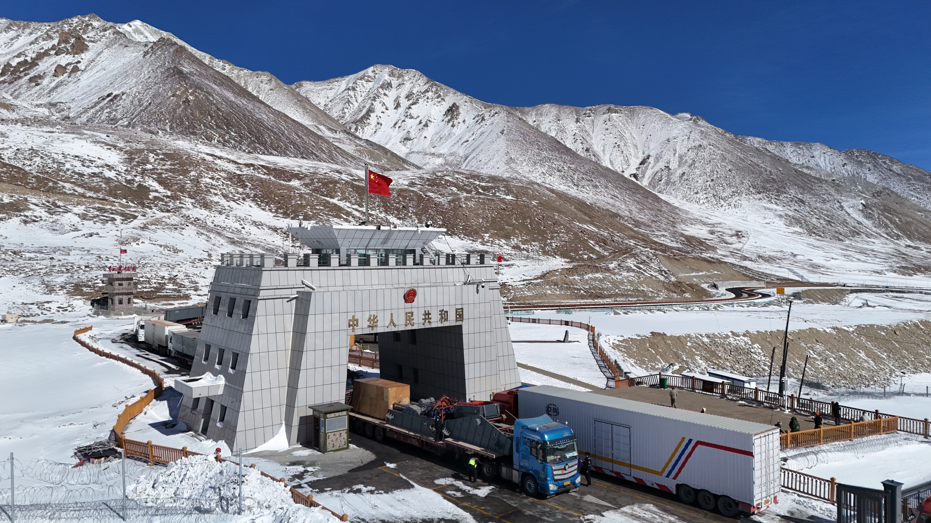 图为红其拉甫边检站民警在极寒天气下,坚守国门一线,保障通关顺畅。