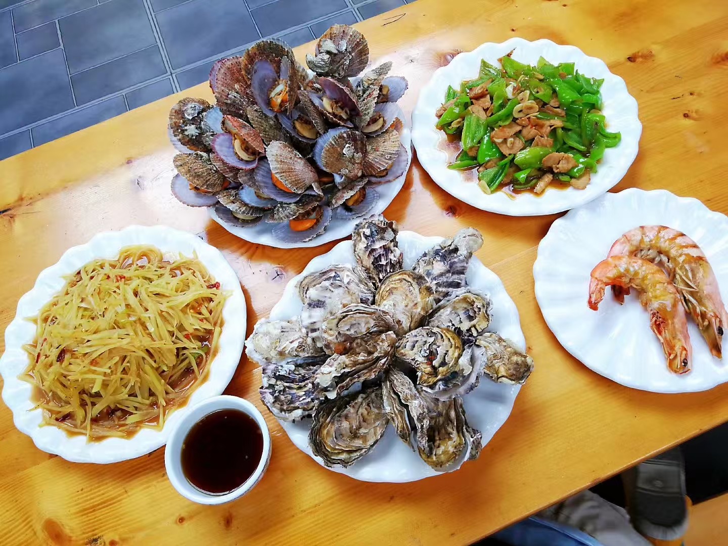 水产养殖户们的家常午餐。祝铭旋摄