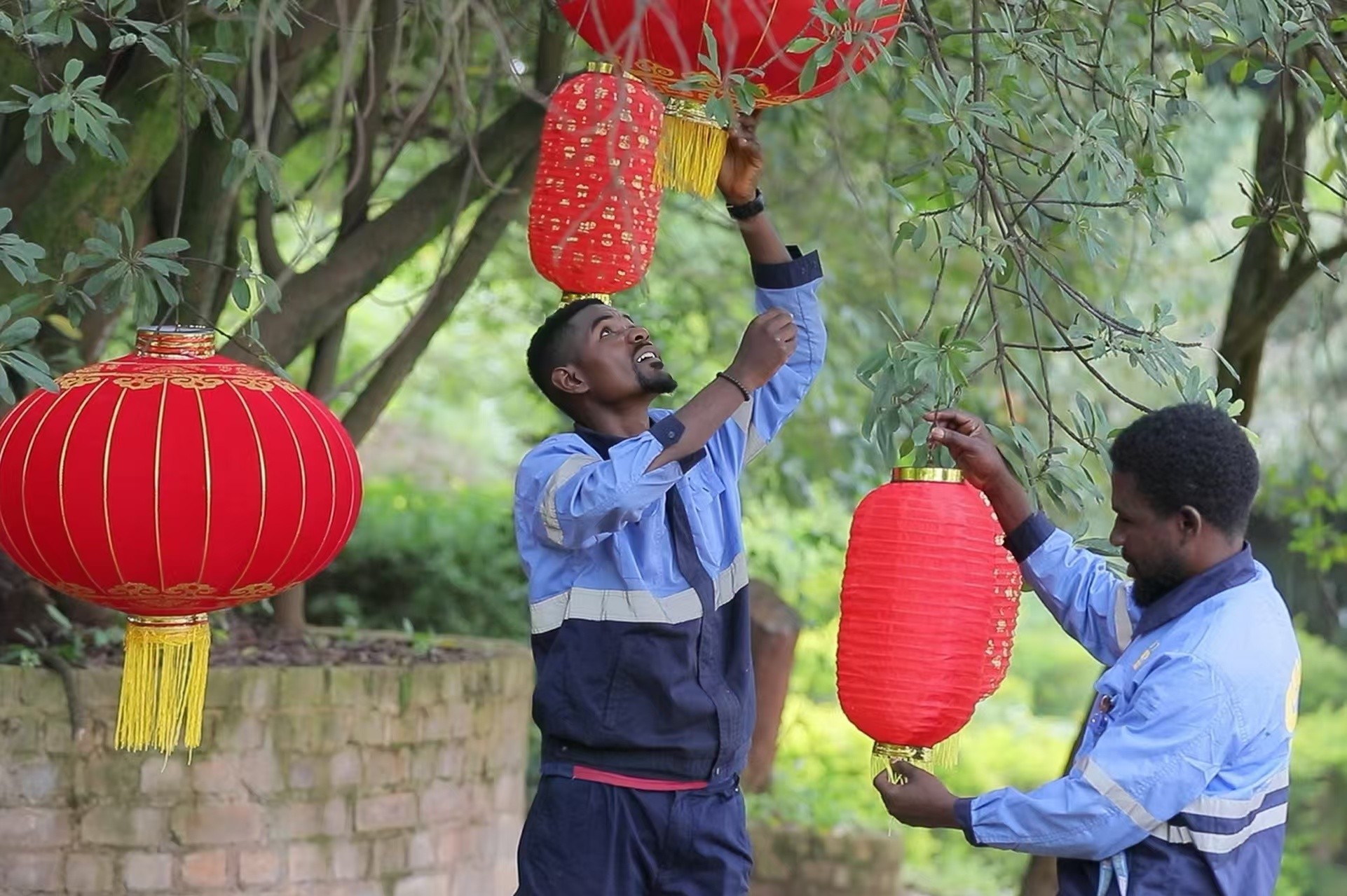 刚果(金)属地员工挂灯笼。中铁资源供图