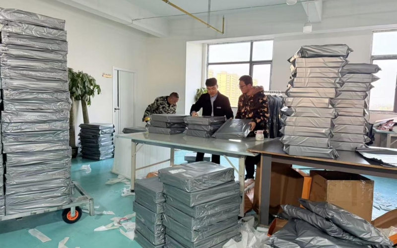 湖北银行天门支行客户经理在天门蕾曼服饰的生产车间了解订单生产详情。