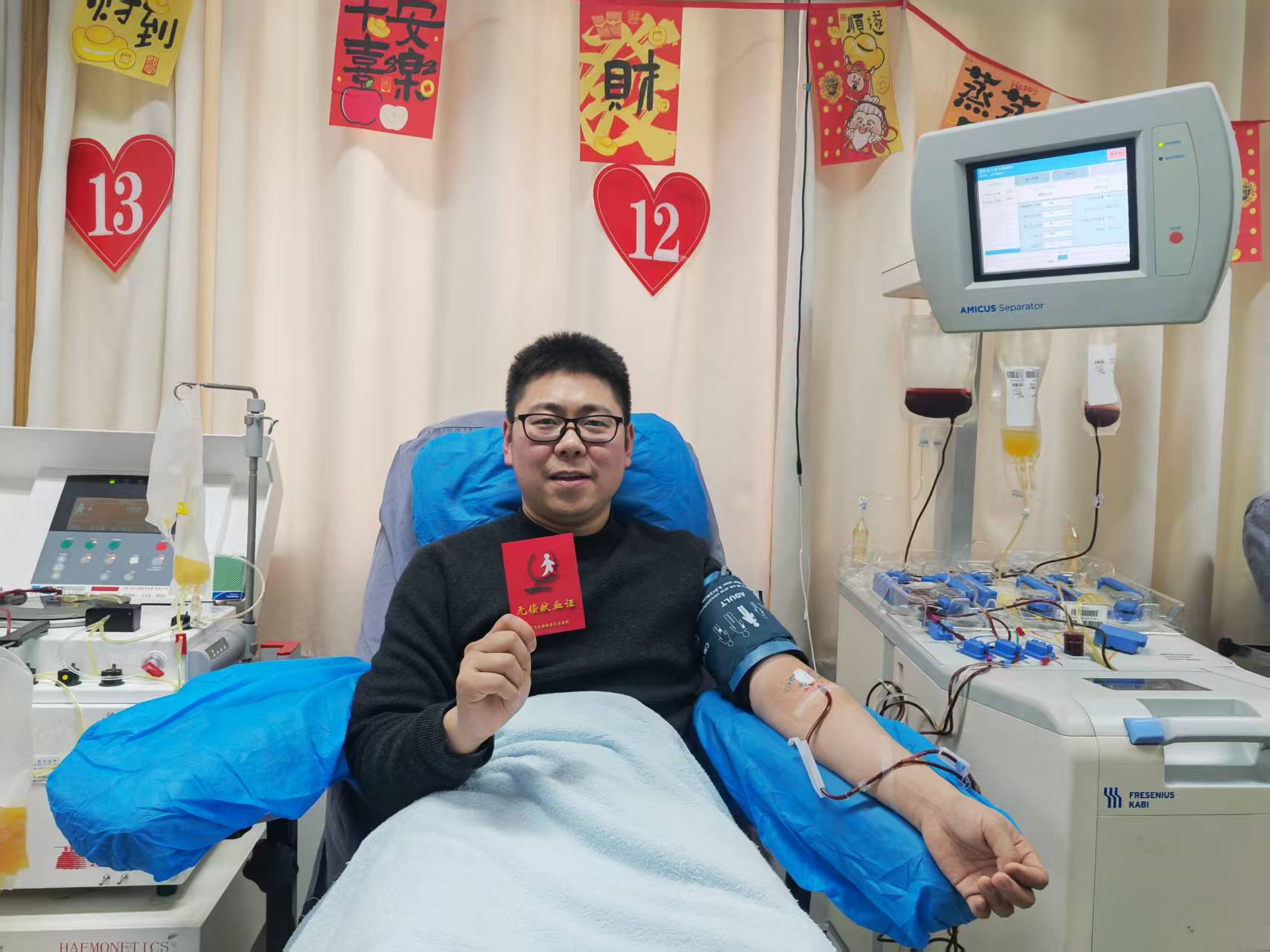 张志辉赶到武汉血液中心献血。