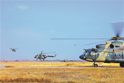 近日,陆军某旅组织直升机飞行训练。本报特约记者 陈 宇摄