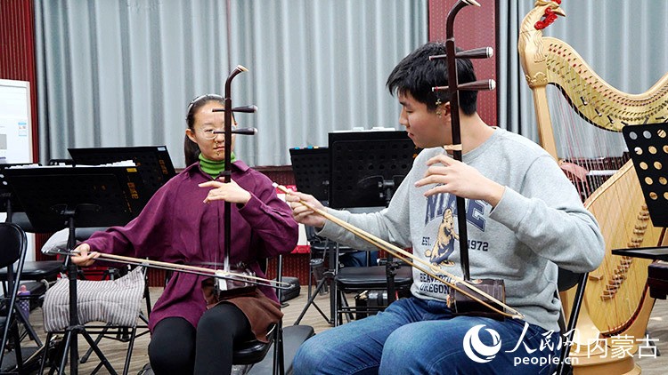 包头市艺术剧院民族乐团的二胡演奏员正在排练室演奏经典曲目《赛马》。人民网记者 张力洋摄
