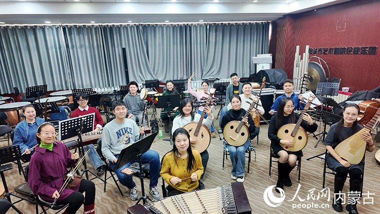 在排练室排练的民族乐团部分团员。人民网记者 刘艺琳摄