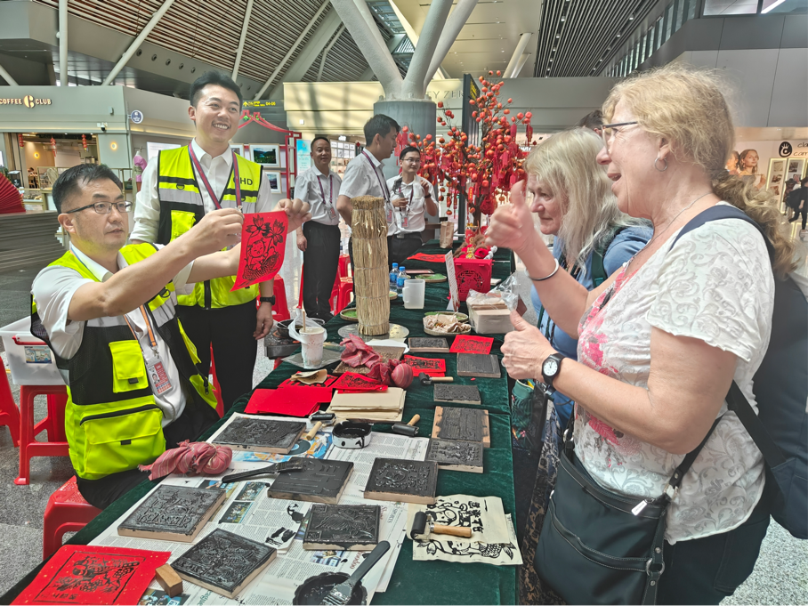 观众在参与体验文化互动项目。主办方供图