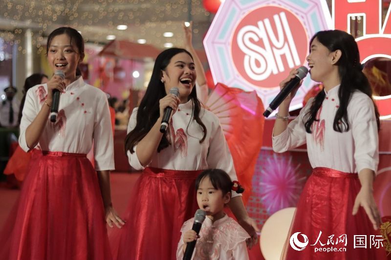 红溪礼示大学孔院师生合唱《想把我唱给你听》《明天会更好》,传递对未来的美好期许。人民网记者 樊帆摄