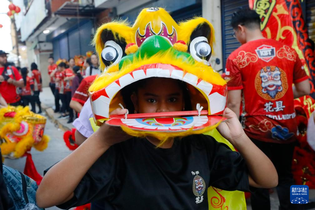 2月17日，在巴拿马首都巴拿马城唐人街，一名儿童戴上狮头道具参加春节庆祝活动。新华社发（丹尼尔·冈萨雷斯摄）