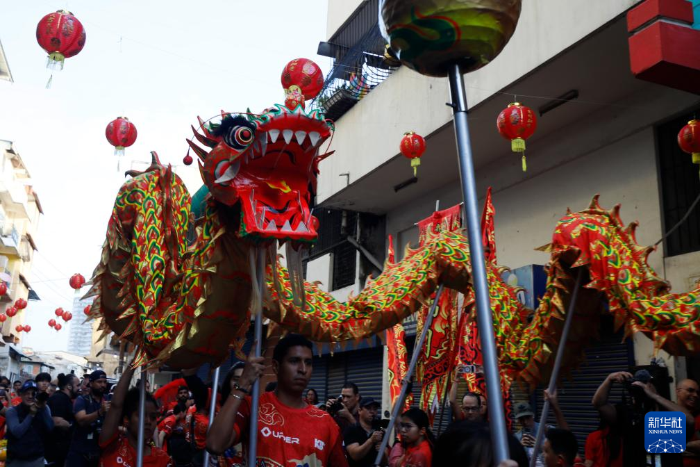 这是2月17日在巴拿马首都巴拿马城唐人街拍摄的舞龙表演。新华社发（丹尼尔·冈萨雷斯摄）