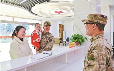 第71集团军某旅“一站式”惠兵服务厅内，官兵在现场办理事务、了解政策。胡庆峰摄