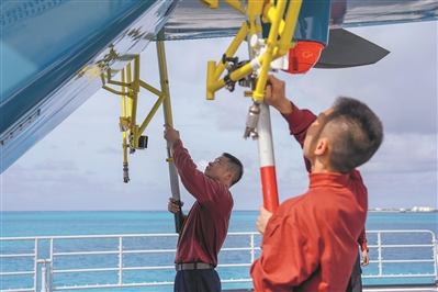 机务人员维护装备。孙铭垚摄