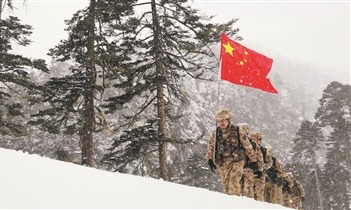 风雪中的坚守。张照杰、唐飞摄