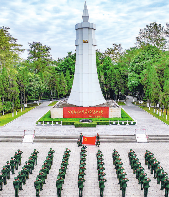 武警广西总队百色支队官兵在百色起义纪念碑前重温入党誓词（资料照片）。 温 博摄