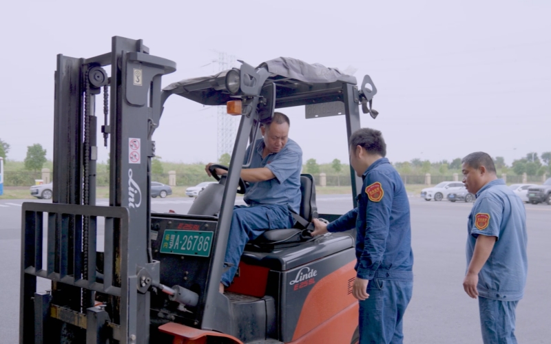 安全管理员监督叉车司机系好安全带。柯根松摄