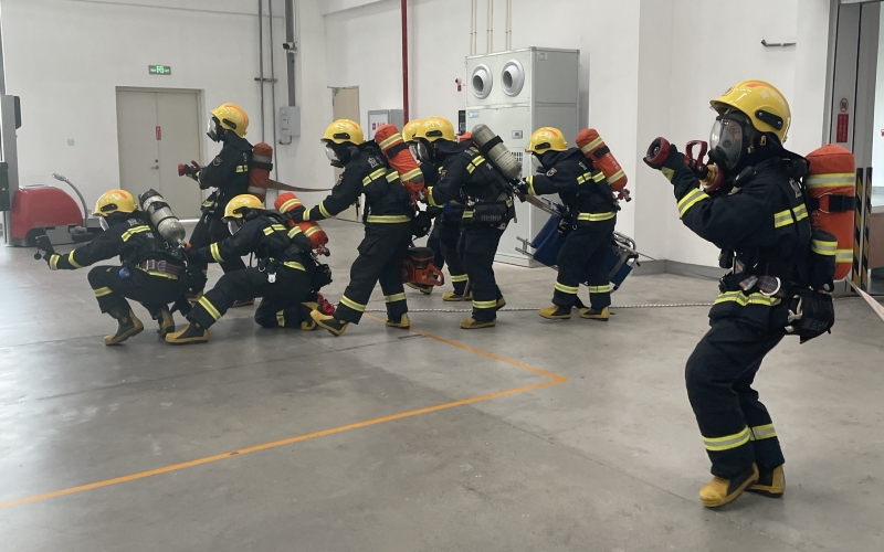 卷烟材料厂开展消防应急演练。张骏摄