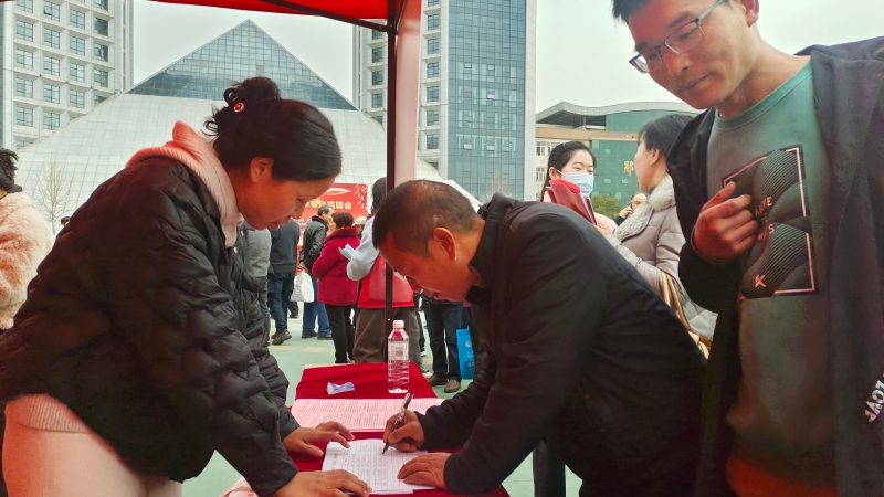 求职者在心仪企业的报名表上填写自己的信息。徐光意摄