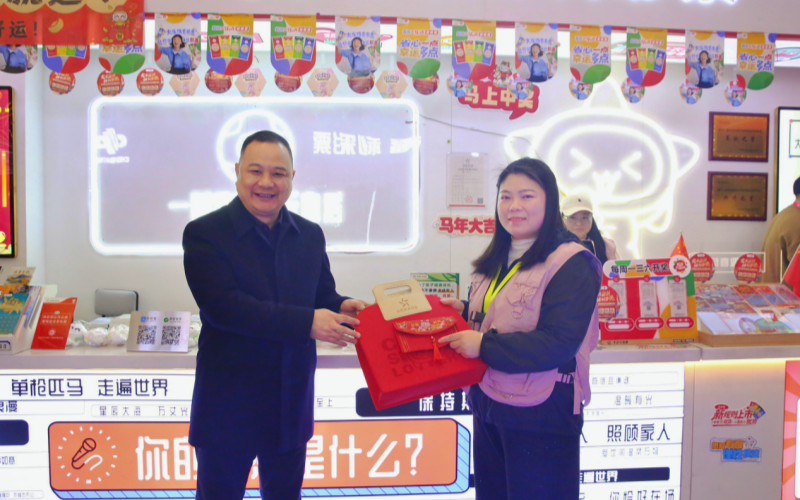 省体育局负责人送上“开市助力能量包”。