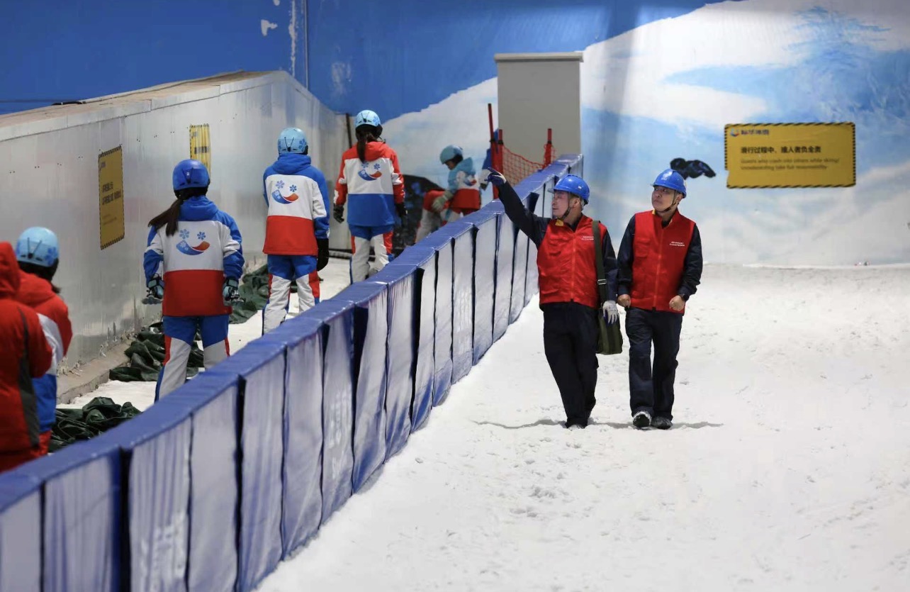 工作人员正在检查