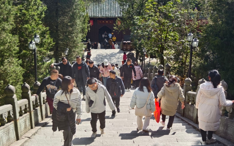 武当山紫霄宫开展为游客送“福”活动。