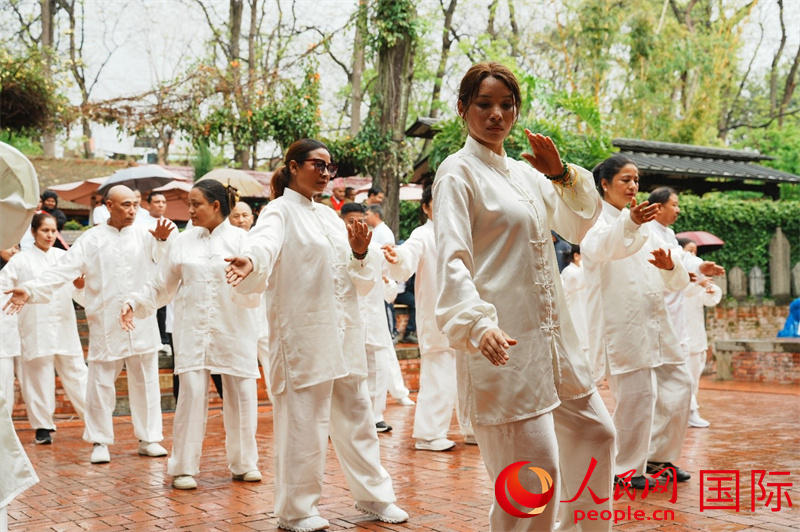 尼泊尔太极拳爱好者进行太极拳表演。人民网记者 李墨摄