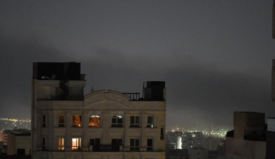 这是3月23日凌晨在伊朗首都德黑兰拍摄的爆炸产生的浓烟。新华社记者沙达提摄