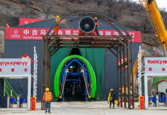图为2026年2月11日，在吉尔吉斯斯坦贾拉拉巴德州，中国建设工人为中吉乌铁路贾拉拉巴德隧道安装隧道通风设备。新华社发（任卫云摄）