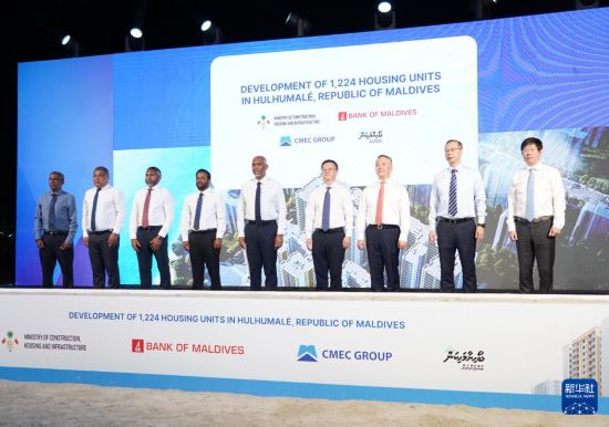 　　　3月21日，马尔代夫总统穆伊兹（中）在胡鲁马累出席由中企承建的马尔代夫保障性住房项目开工仪式。