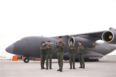 一位副政治教导员(中)结合飞行数据与飞行员开展训练复盘。李希鑫、兰尔文摄