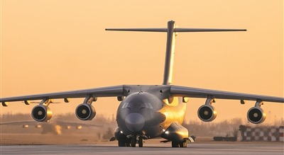 飞机在跑道上滑行。张 猛摄