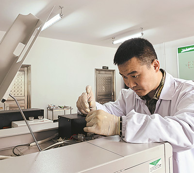 郭拴宝在工作中。陈传伟摄