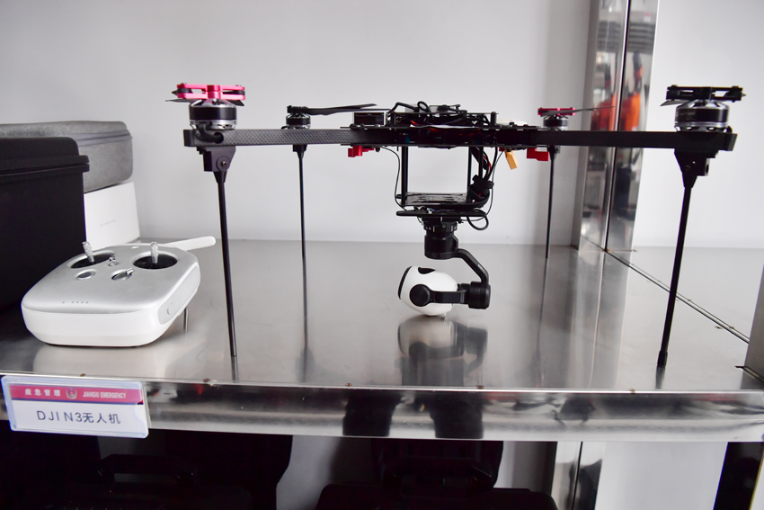 江西省上饶市广信区专业森林消防大队营区仓库内整齐摆放着应急救援装备。人民网记者 时雨摄