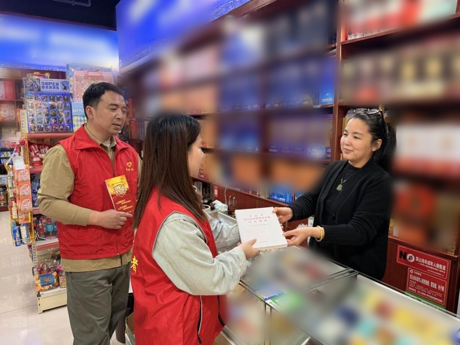 党员志愿者给零售户送书