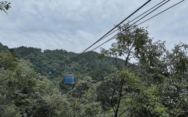 应用索道提升建设物资运输效率。