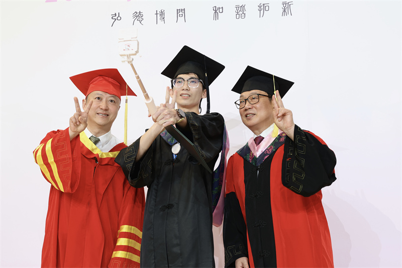 张俊与毕业生合影。芮雨欣摄