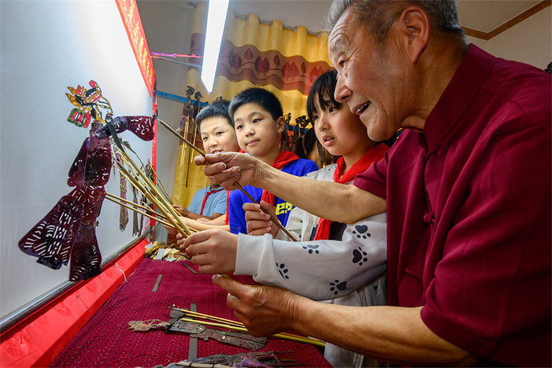 陈中祥指导孩子们操纵皮影竹竿
