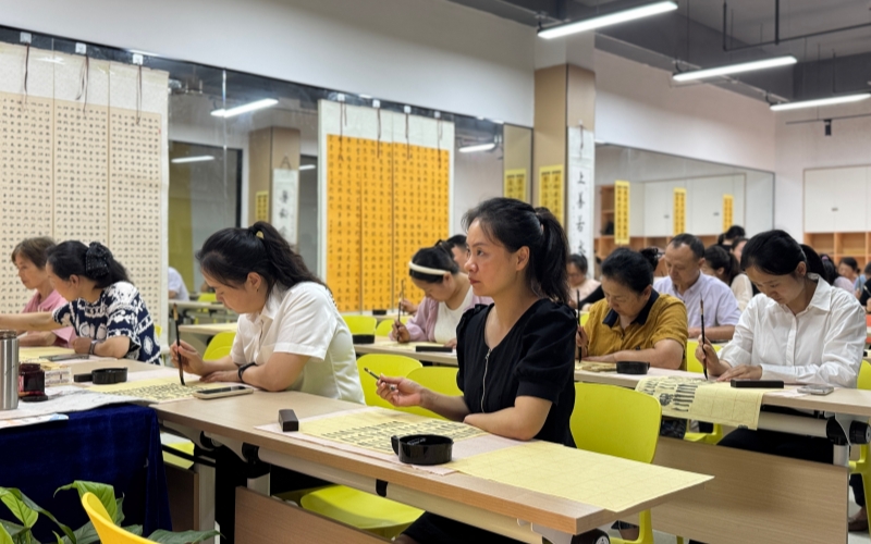 咸安社区夜校点亮居民精神文化生活。