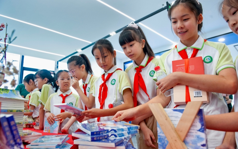 徐东路小学学生竞读好书。马波摄