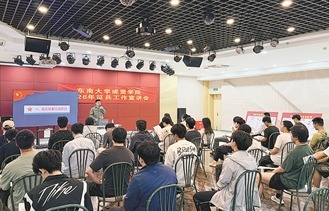 江苏省南京市玄武区征兵工作人员在东南大学为应届毕业生讲解入伍政策。丰雨婷 摄