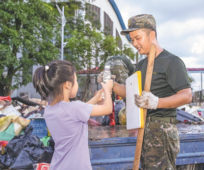 解放军和武警部队官兵奋战在抗洪抢险救援一线。